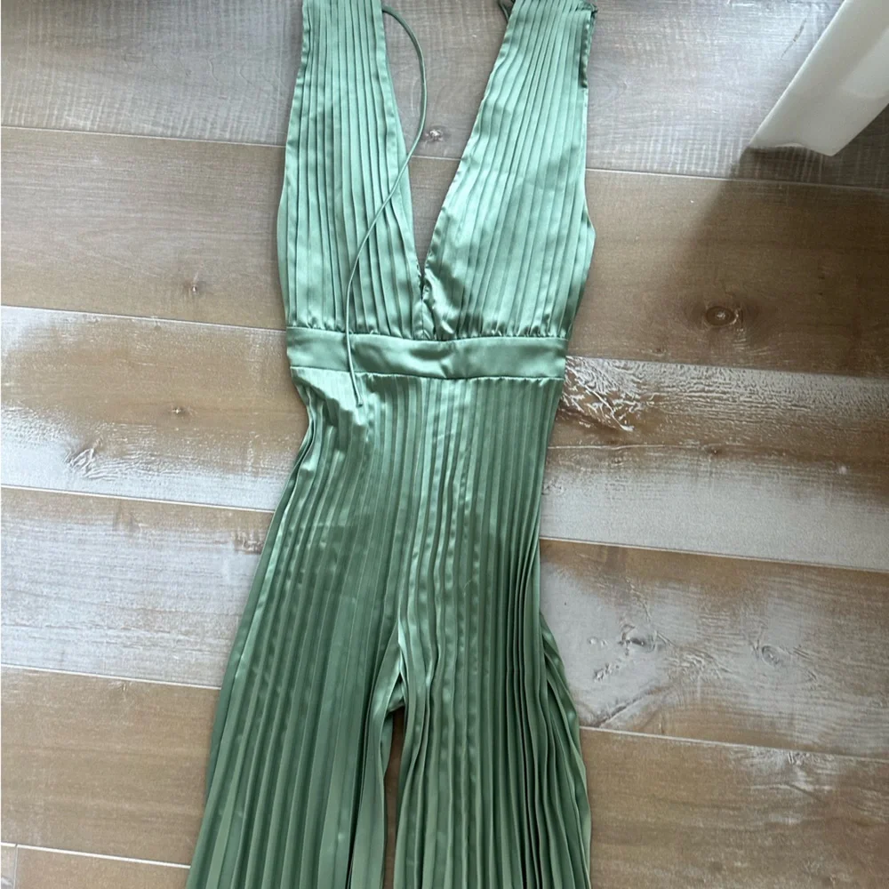 Abercrombie Giselle Pleated Jumpsuit in Green - Picture 9 of 11